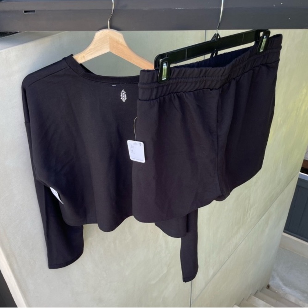 ❌sold❌FREE PEOPLE MOVEMENT SUNNY SET - BLACK
Long Sleeve Set - Picture 3 of 4